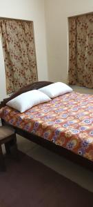 Ένα ή περισσότερα κρεβάτια σε δωμάτιο στο Cosy ground floor flat in Tollygunge