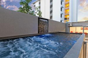 una piscina en medio de un edificio en Argus Hotel Darwin, en Darwin