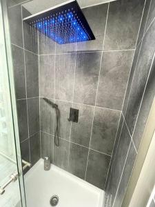 Koupelna v ubytování 1Bed 1Bath Container Home Centrally Located