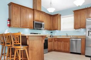 Dapur atau dapur kecil di Salty Dolphin by Pristine Properties Vacation Rentals +48 gambar