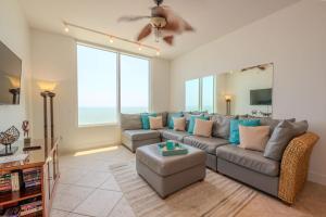una sala de estar con un sofá y una mesa en 1801 Sapphire Beachfront 3 Bedroom Condo, en South Padre Island