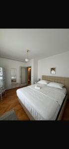 Schlafzimmer mit einem großen weißen Bett in der Unterkunft Villa Pantana Beach in Trogir