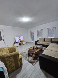 una sala de estar con un sofá y una mesa en Villa Srebrena, en Sarajevo