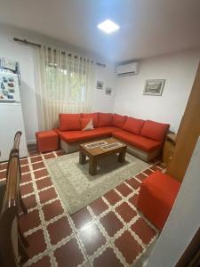 Χώρος καθιστικού στο Traditional Tirana house