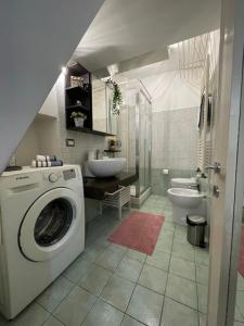 un bagno con lavatrice e lavandino di Casa Giulia di Barolo a Torino Altre 14 foto