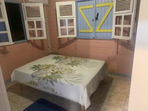 un piccolo letto in una stanza con una finestra di Villa Simone a Rivière-Pilote