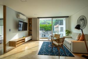 een woonkamer met een bank en een groot raam bij 301 Norte cali - The view in Cali