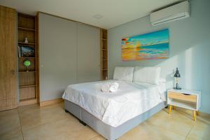 een slaapkamer met een bed met twee handdoeken erop bij 301 Norte cali - The view in Cali