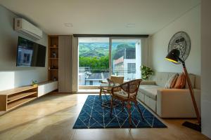 een woonkamer met een bank en een tafel bij 301 Norte cali - The view in Cali