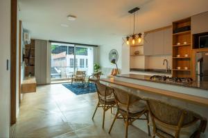 een keuken met een aanrecht met stoelen en een tafel bij 301 Norte cali - The view in Cali