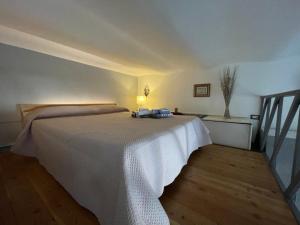 una camera da letto con un letto con copriletto bianco di Casa Giulia di Barolo a Torino