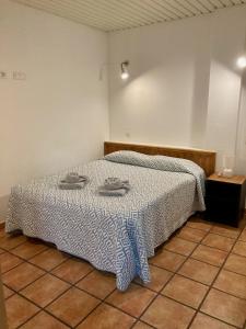 a bedroom with a bed with a blue and white blanket at EL PATIO De Arguineguìn in Arguineguín +12 photos