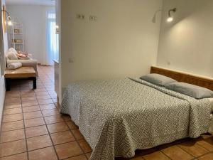 a bedroom with a bed and a table and a chair at EL PATIO De Arguineguìn in Arguineguín