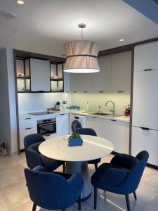 Kuchyň nebo kuchyňský kout v ubytování 1 Bedroom apartment suite Address beach marassi