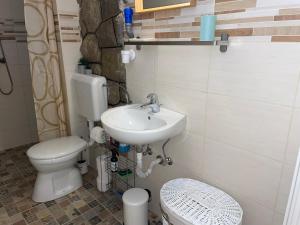 Koupelna v ubytování Júlia Apartmanház Harkány + 38 fotografií