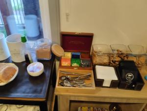 un tavolo in legno con ingredienti sopra di Hostal Uruz a Coihaique Altre 37 foto