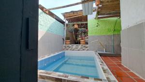 比利亚维哈Hostal ROLLED的房子中间的游泳池