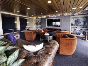 ボイジーにあるIconic Nike Studio & Romantic Canopy Glowのロビー(ソファ、椅子、薄型テレビ付)