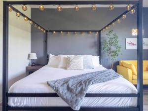 ボイジーにあるIconic Nike Studio & Romantic Canopy Glowのベッドルーム(天蓋付きベッド、ライト付) +26枚の写真