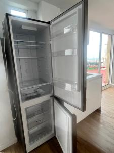 un réfrigérateur vide avec une porte ouverte dans une pièce dans l'établissement Las Vistas Faro de Cullera, Valencia, à Faro de Cullera