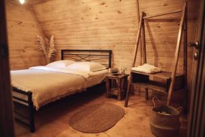 een slaapkamer met een bed in een blokhut bij Gyughak Guesthouse in Harzhis +45 foto's