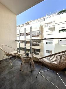 two chairs and a table in front of a building at Loft de Luxe au Cœur de Rabat in Rabat