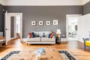 พื้นที่นั่งเล่นของ Cotswold Cheltenham, whole house with hot tub +100 ภาพ