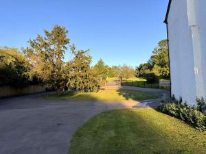 สวนหย่อมนอก Cotswold Cheltenham, whole house with hot tub