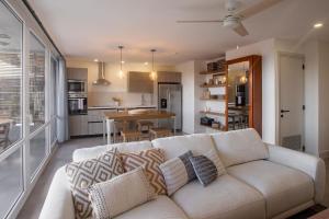 un soggiorno con divano bianco e una cucina di Casa Calma Resort Home at Venao a Playa Venao