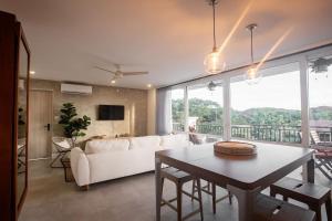 un soggiorno con divano bianco e tavolo di Casa Calma Resort Home at Venao a Playa Venao