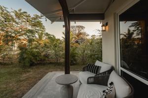 un portico con divani, tavolo e vista di Villa Ceviche Home at the Heart of Venao a Playa Venao