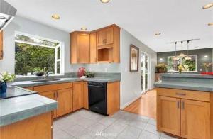 Una cocina o zona de cocina en Bothell River house