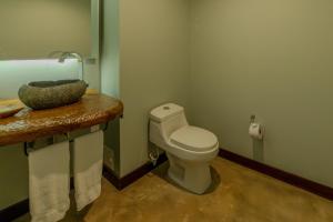 een badkamer met een wit toilet en een wastafel bij The Charlee Hotel in Medellín +16 foto's