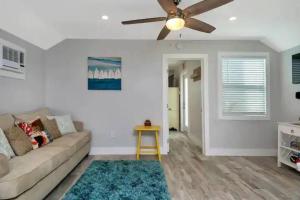 ein Wohnzimmer mit einer Couch und einem Deckenventilator in der Unterkunft Coastal Cottage - Just 7 Minutes to the Beach and Downtown! in Lake Worth