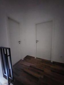 سرير أو أسرّة في غرفة في Apartman Divcibare Bela NS 56m2 Lux