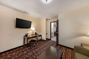 TV a/nebo společenská místnost v ubytování Best Western Greentree Inn & Suites