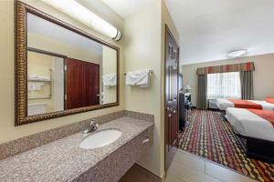 Postel nebo postele na pokoji v ubytování Best Western Greentree Inn & Suites