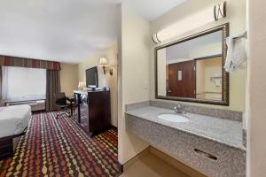 Postel nebo postele na pokoji v ubytování Best Western Greentree Inn & Suites + 20 fotografií