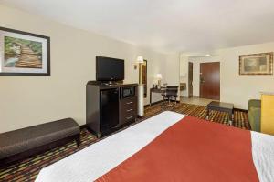 TV a/nebo společenská místnost v ubytování Best Western Greentree Inn & Suites