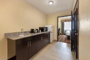 Kuchyň nebo kuchyňský kout v ubytování Best Western Greentree Inn & Suites