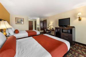TV a/nebo společenská místnost v ubytování Best Western Greentree Inn & Suites