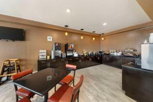TV a/nebo společenská místnost v ubytování Best Western Greentree Inn & Suites