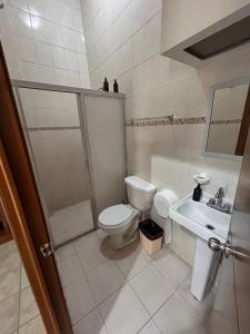 Koupelna v ubytování Suites Chingón