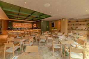 Area tempat duduk di The Charlee Hotel