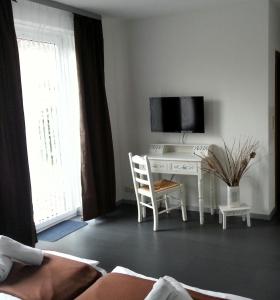 TV a/nebo společenská místnost v ubytování Lieth-Hotel-Grünreich