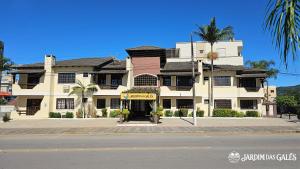 a building on the corner of a street at Jardim das Gales Bombinhas in Bombinhas