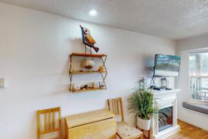 a room with a table and a bird on a wall at Neskowin Ocean Haven in Neskowin +17 photos