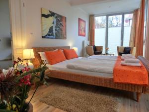 Un dormitorio con una cama grande con almohadas naranjas. en Appartement Nr 7 im Sonnenbad, en Sassnitz