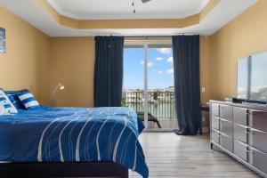 Giường trong phòng chung tại 404 Bay Harbor +39 ảnh