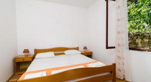 Postel nebo postele na pokoji v ubytování Apartments by the sea Prozurska Luka, Mljet - 617
